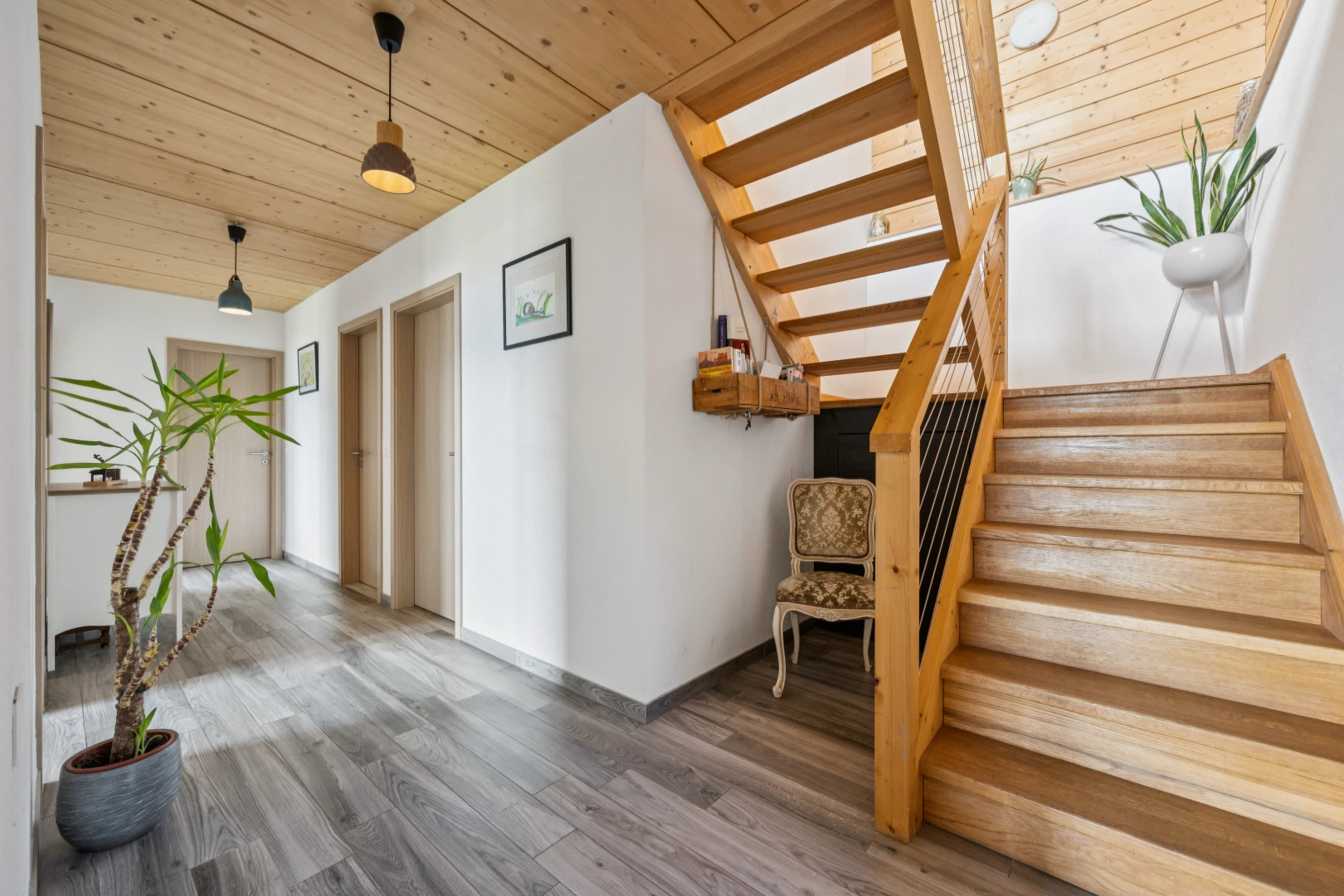 escaliers avec escaliers, éclairage suspendu, plafond en bois, wood ceiling, et wood finish stairs