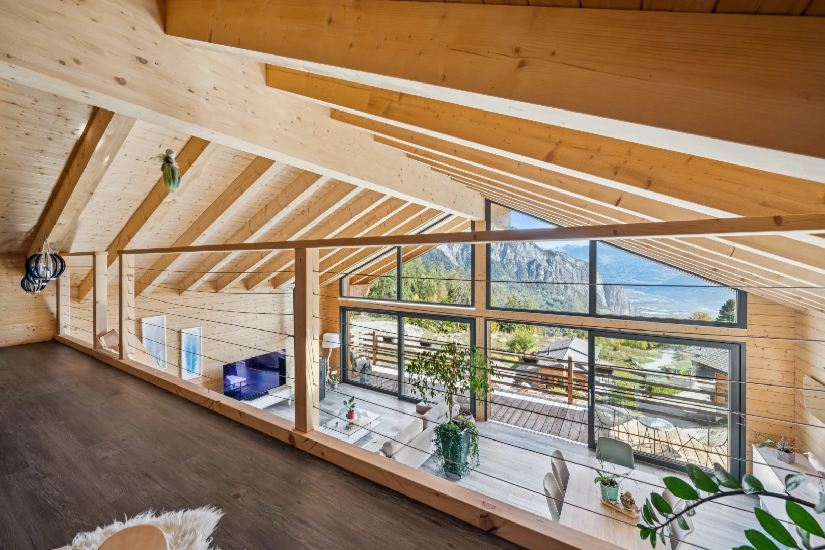 espace intérieur avec high end ceiling, plafond voûté, vaulted ceiling, vue sur la montagne, et mountain view