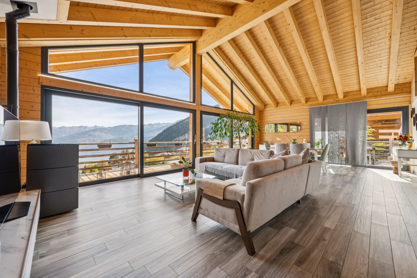 salon avec vue sur la montagne, mountain view, mur en bois, wood wall, et high end ceiling