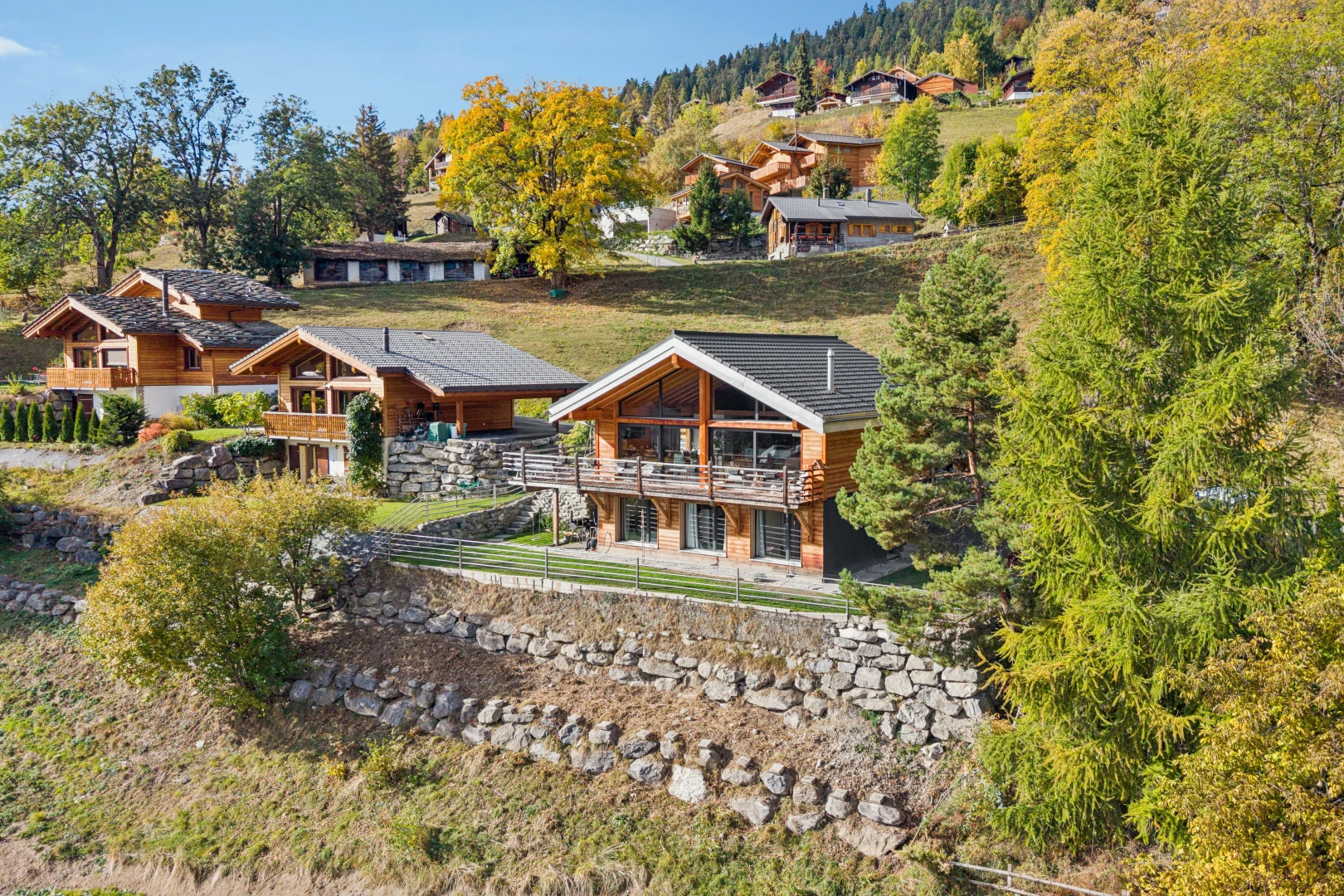 façade avec property visible, drone view, et day time