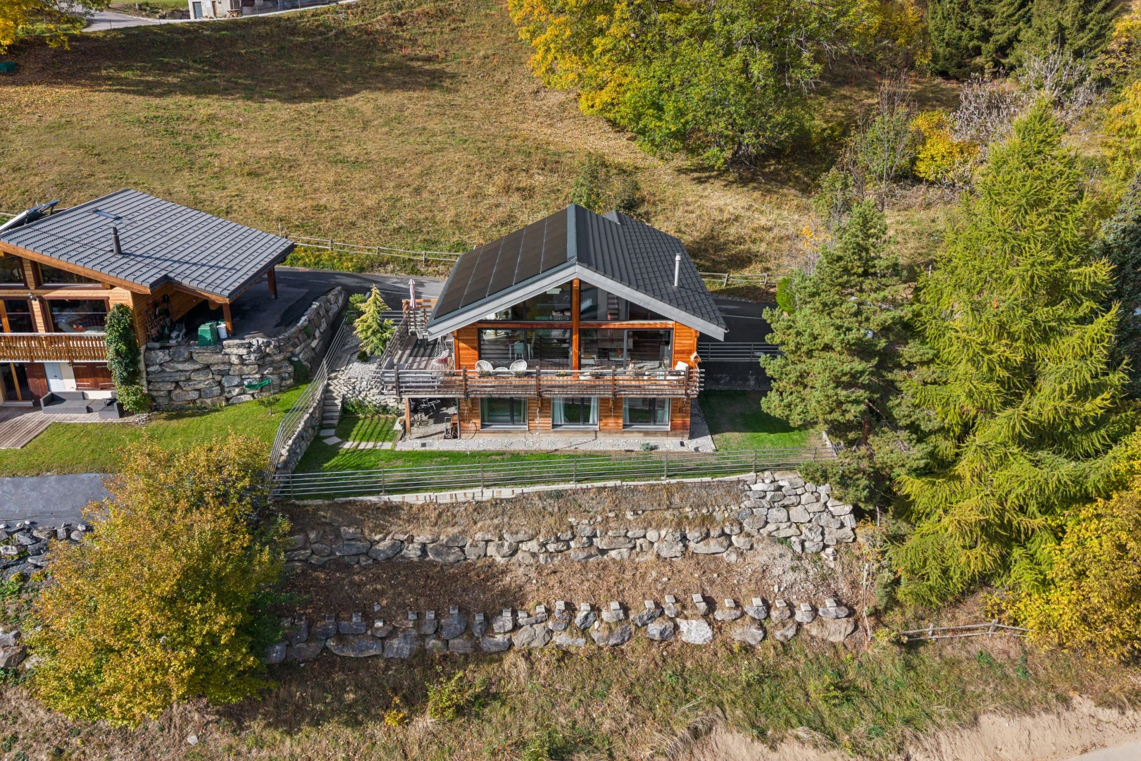 façade avec property visible, drone view, panneaux solaires, et clôture