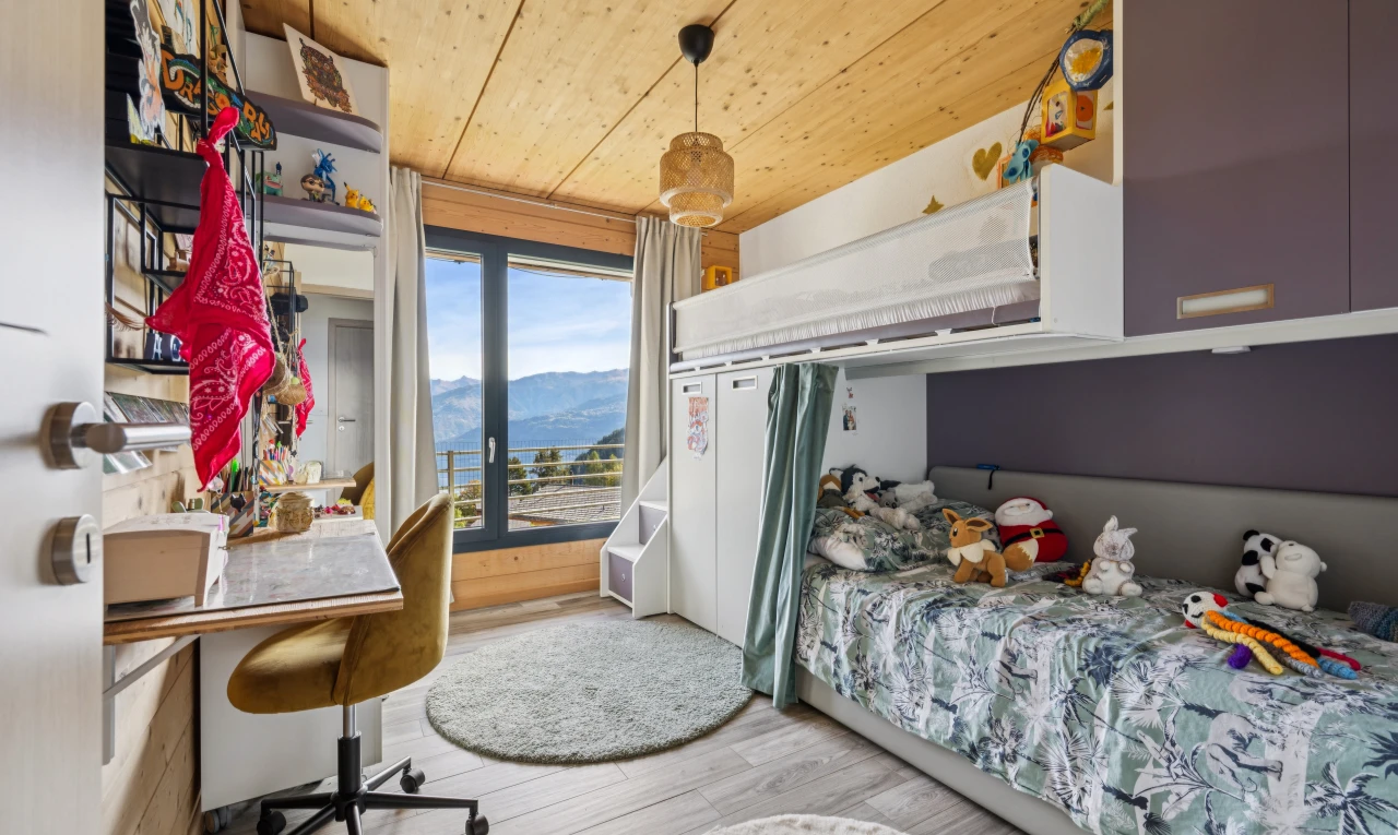 chambre avec plafond en bois, wood ceiling, espace bureau, vue sur la montagne, et mountain view