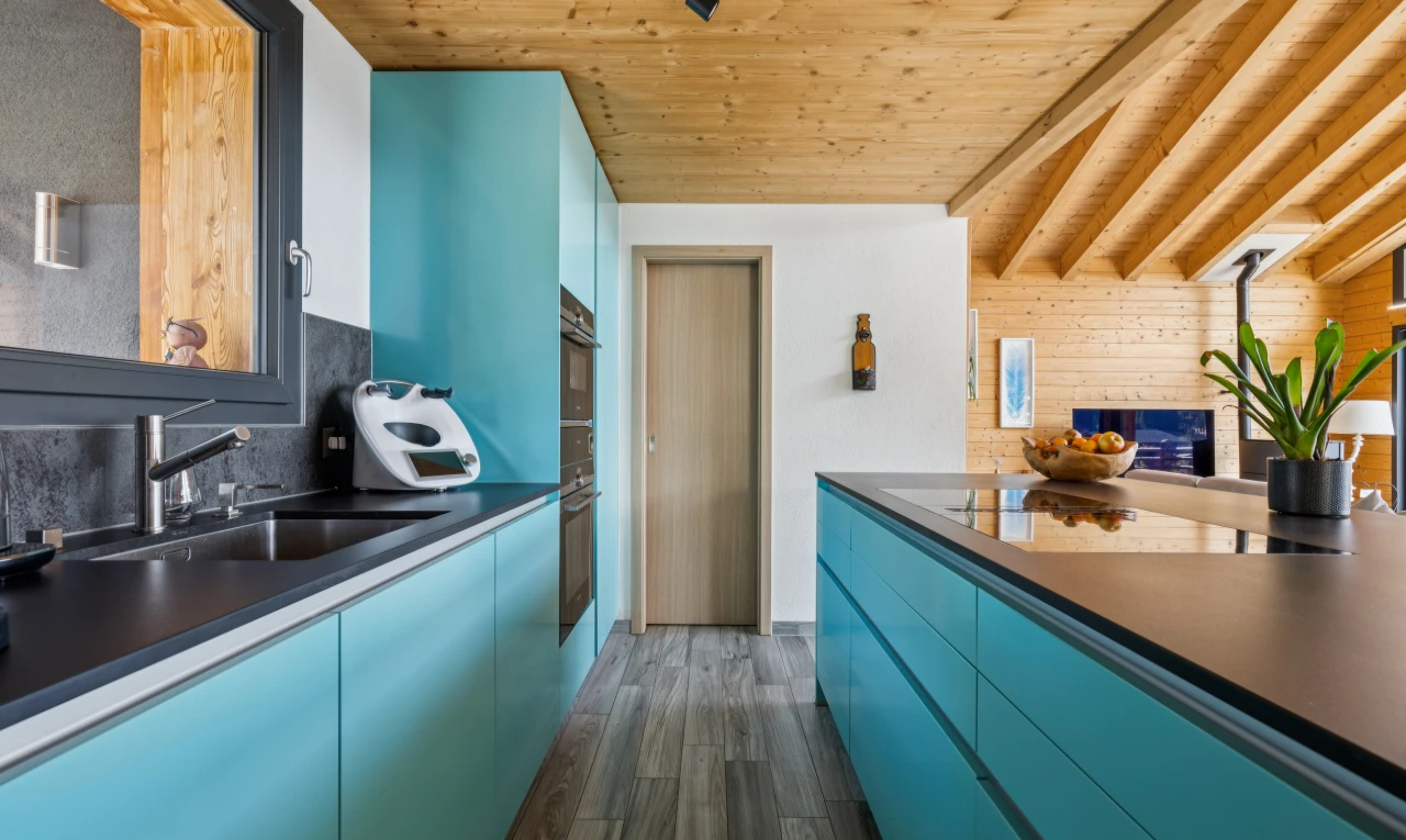 cuisine avec armoires bleues, blue cabinets, plans de travail, dark countertops, et high end ceiling