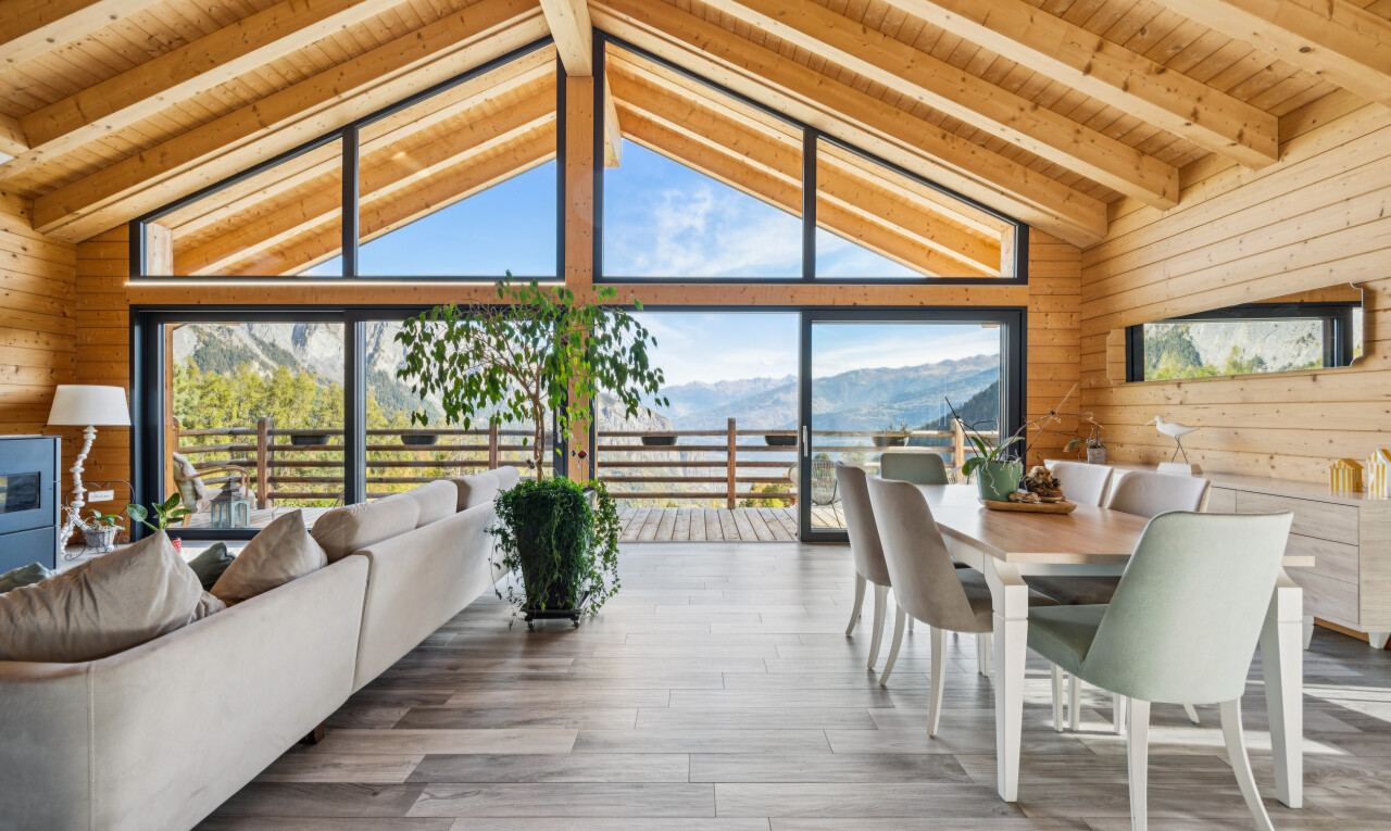 salon / salle à manger avec mur en bois, wood wall, high end ceiling, dated wood wall, et accès à l'extérieur