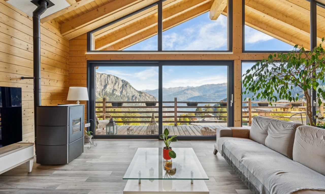 salon avec vue sur la montagne, mountain view, high end ceiling, plafond voûté, et vaulted ceiling