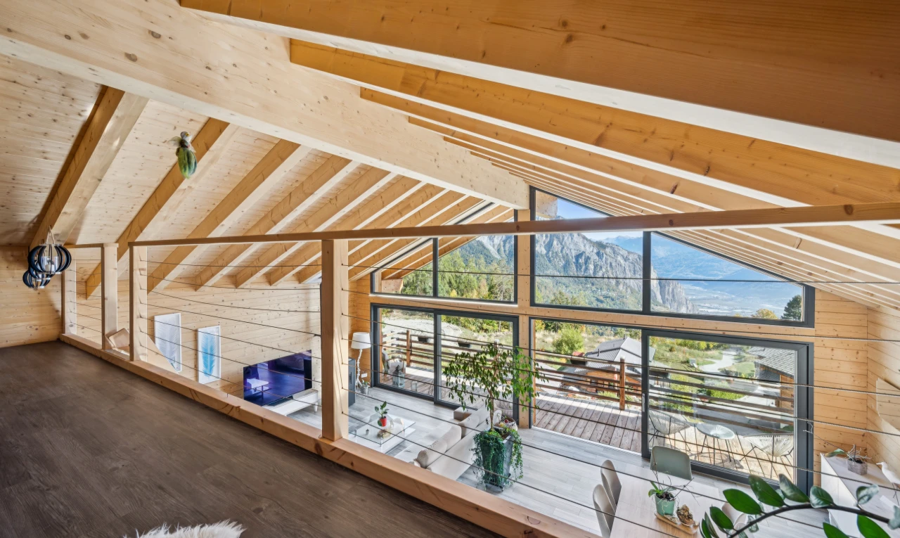 espace intérieur avec high end ceiling, plafond voûté, vaulted ceiling, vue sur la montagne, et mountain view