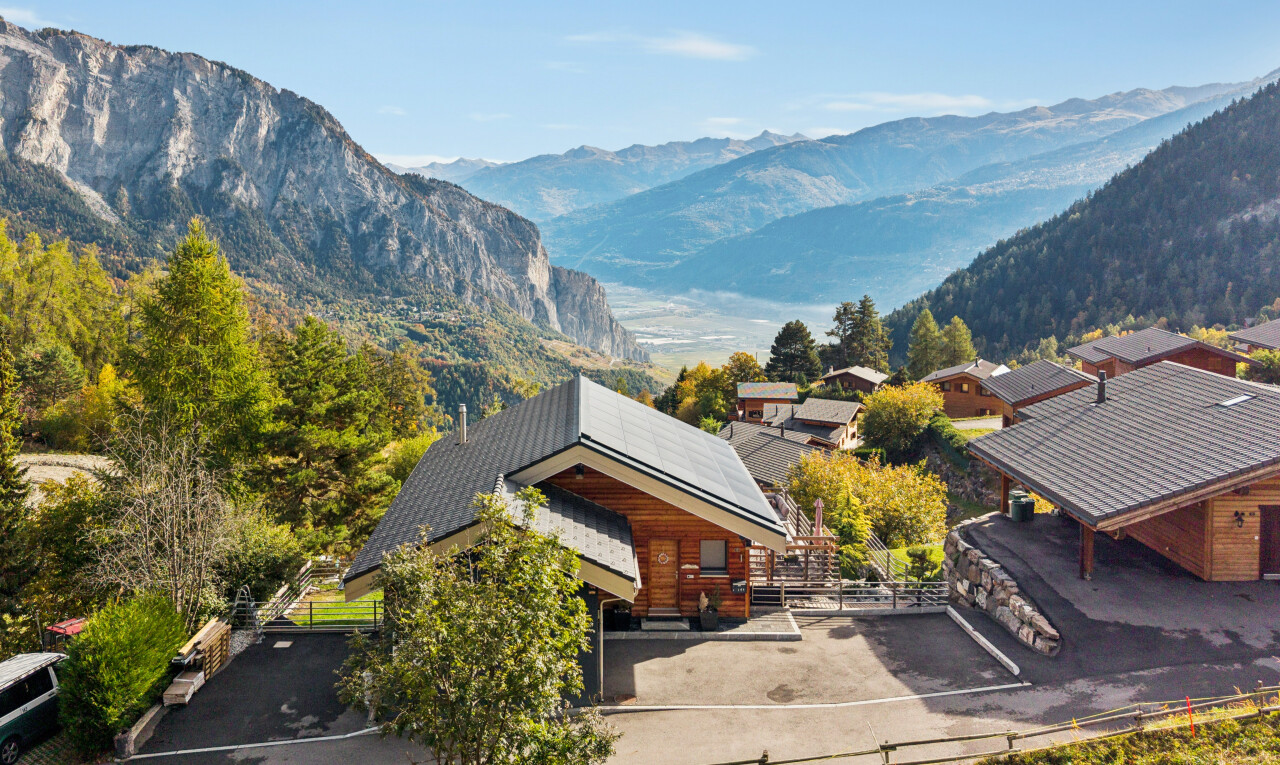 vue sur la montagne avec vue sur la montagne, mountain view, drone view, et day time