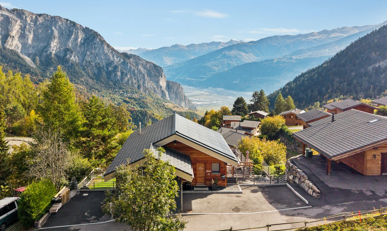 vue sur la montagne avec vue sur la montagne, mountain view, drone view, et day time