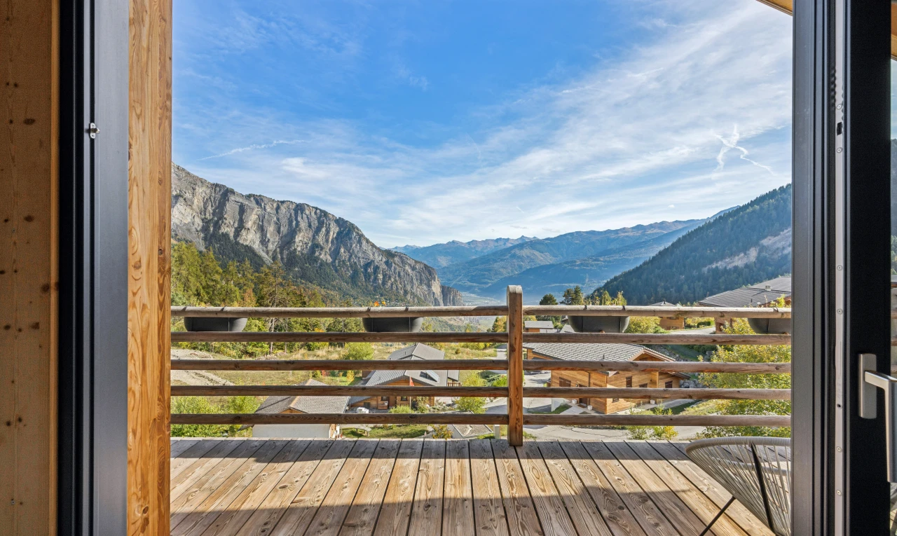 balcon avec vue sur la montagne, mountain view, view focus, et day time