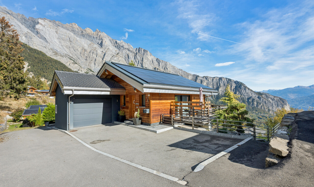 vue sur la montagne avec vue sur la montagne, mountain view, day time, et property visible