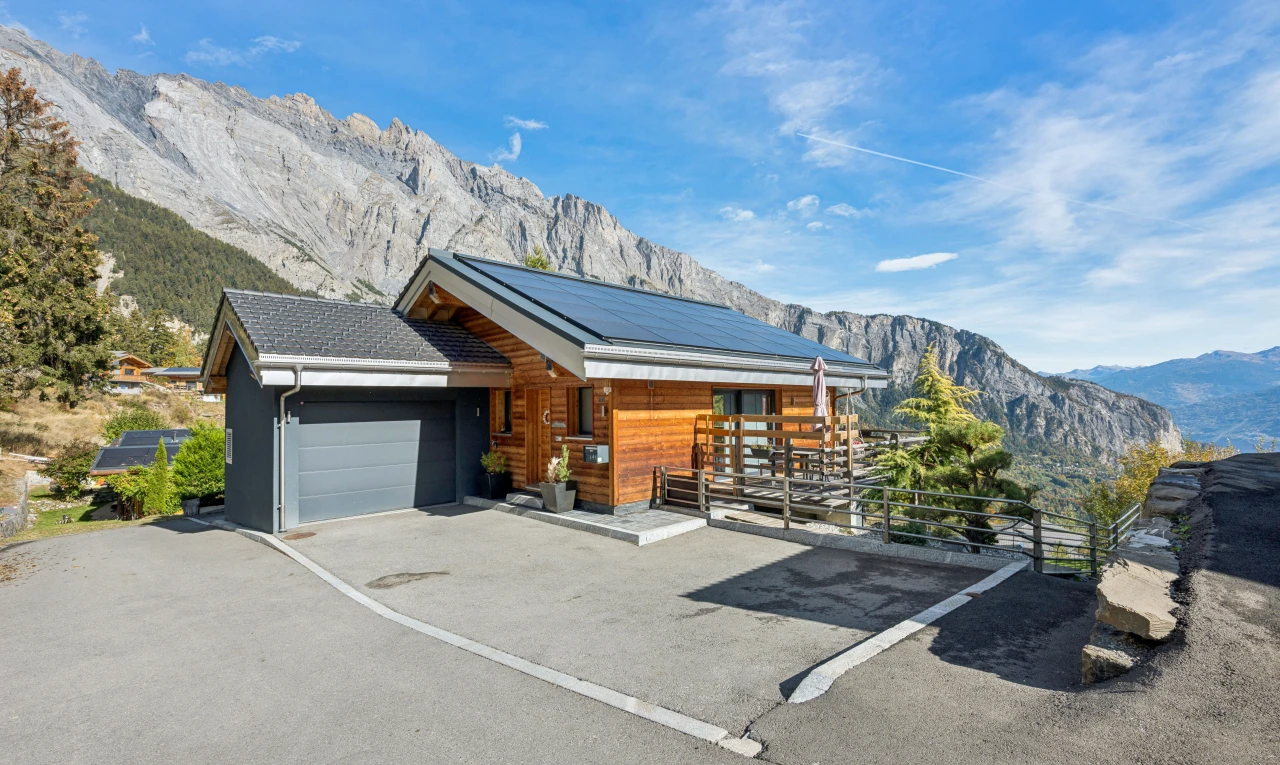 vue sur la montagne avec vue sur la montagne, mountain view, day time, et property visible