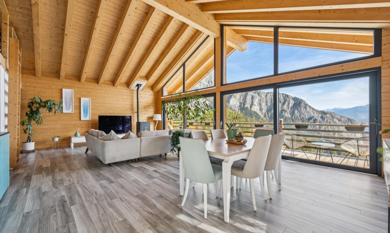 salon / salle à manger avec mur en bois, wood wall, high end ceiling, plafond voûté, et vaulted ceiling
