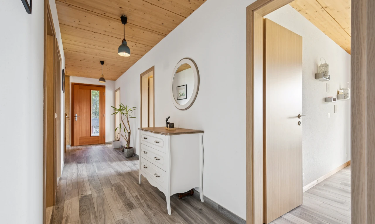 couloir avec éclairage suspendu, plafond en bois, wood ceiling, cloison sèche, et drywall