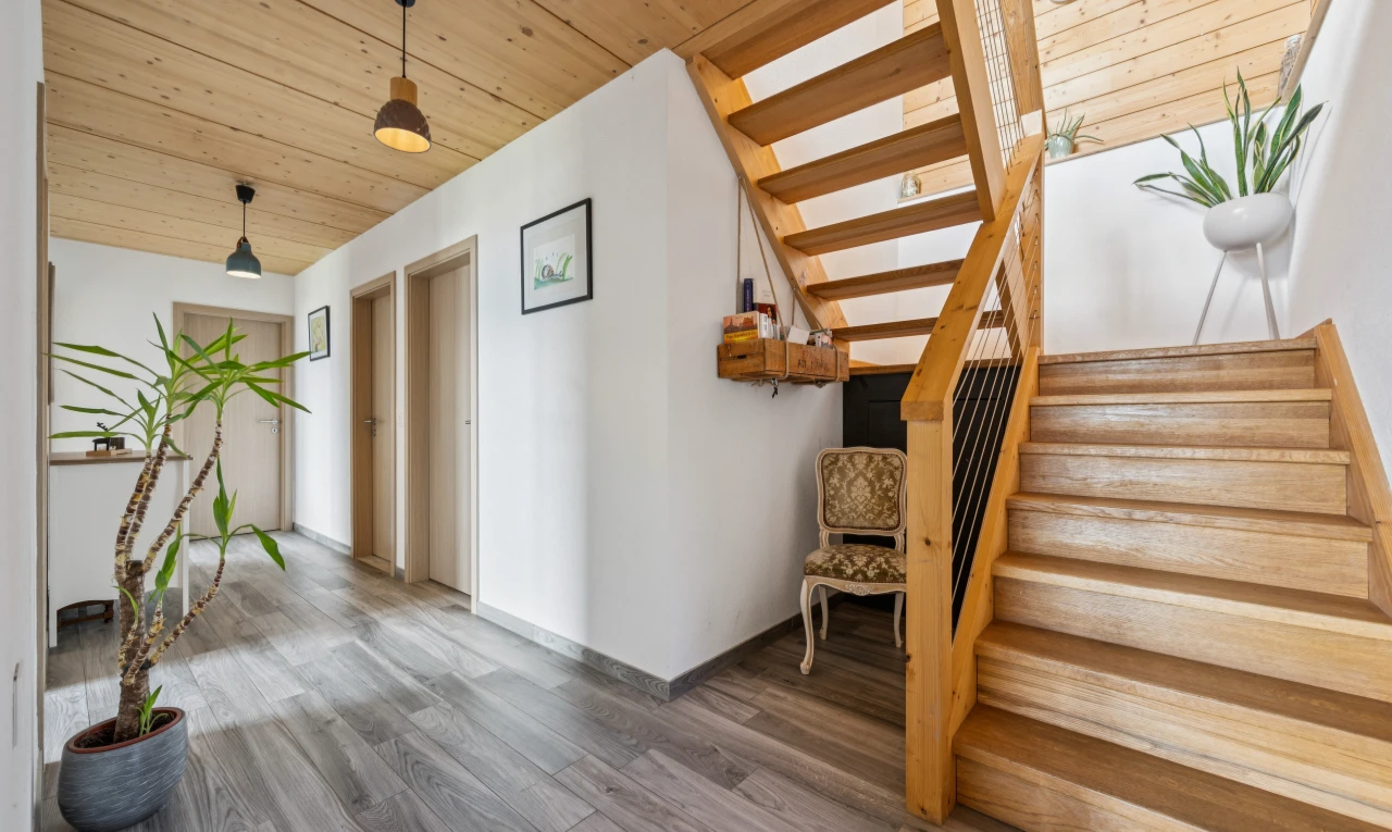 escaliers avec escaliers, éclairage suspendu, plafond en bois, wood ceiling, et wood finish stairs