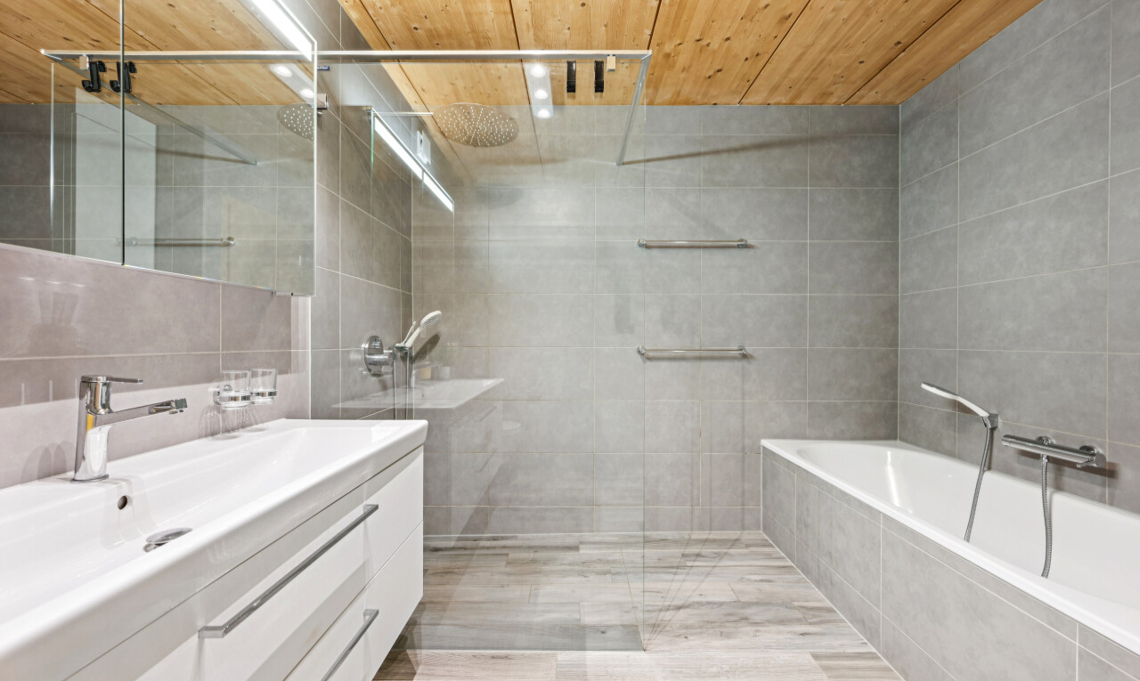 salle de bains avec salle de bain complète, douche, mur en carrelage, tile wall, et bain