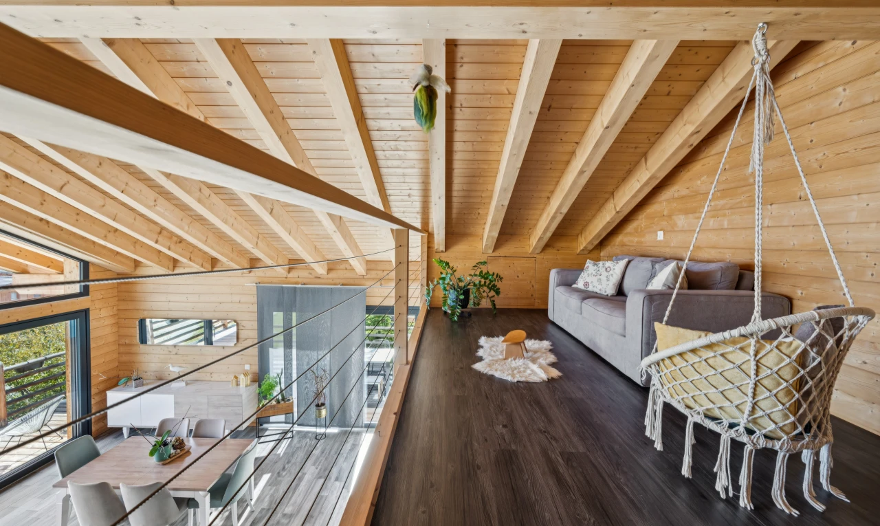 salon / salle à manger avec mur en bois, wood wall, plafond à poutres, beamed ceiling, et plafond voûté