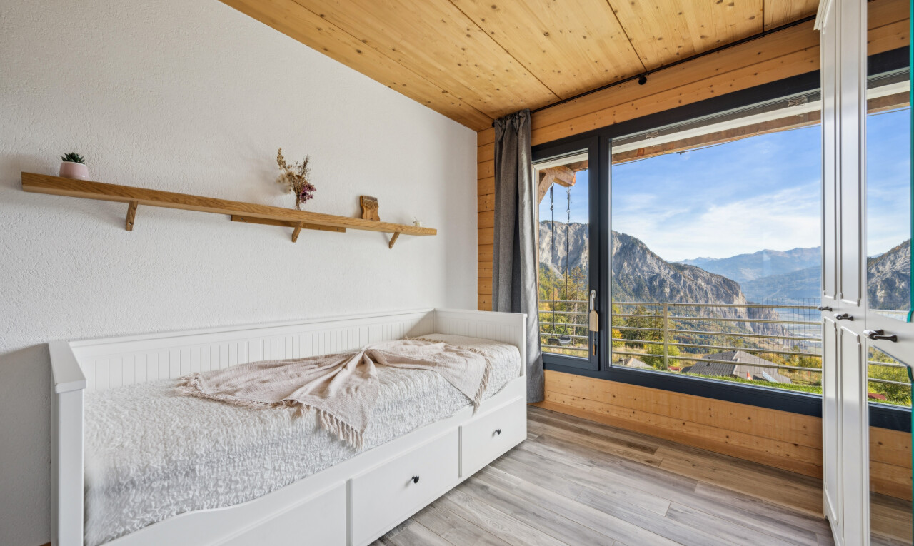 chambre avec vue sur la montagne, mountain view, plafond en bois, wood ceiling, et view focus