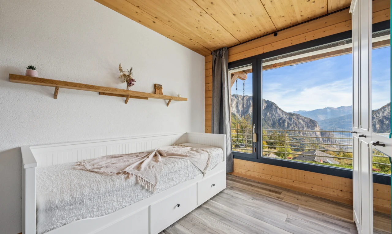 chambre avec vue sur la montagne, mountain view, plafond en bois, wood ceiling, et view focus