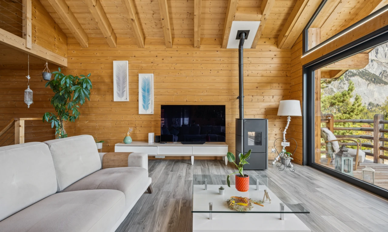 salon avec poêle à bois, plafond à poutres, beamed ceiling, plafond voûté, et vaulted ceiling