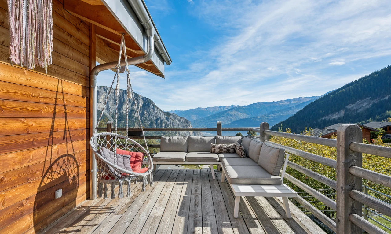 terrasse avec espace de vie extérieur, terrasse, vue sur la montagne, mountain view, et day time