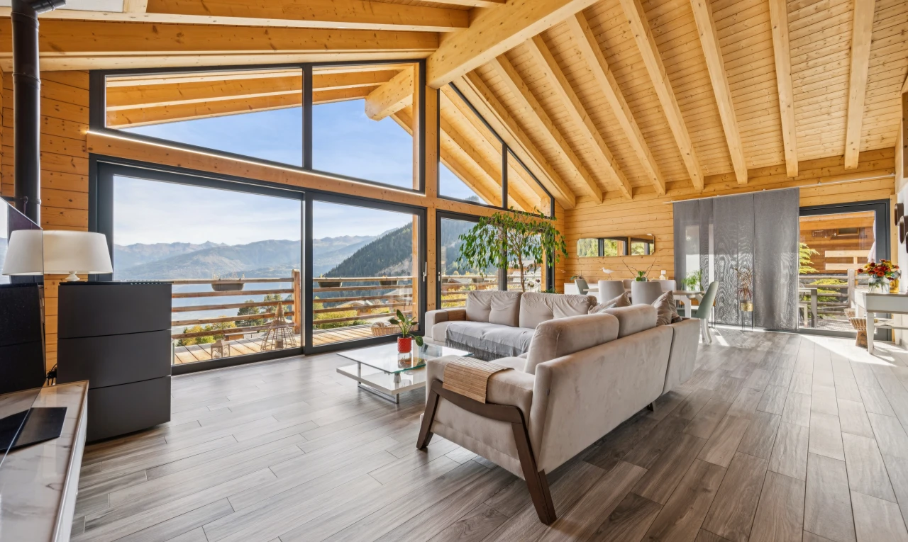 salon avec vue sur la montagne, mountain view, mur en bois, wood wall, et high end ceiling
