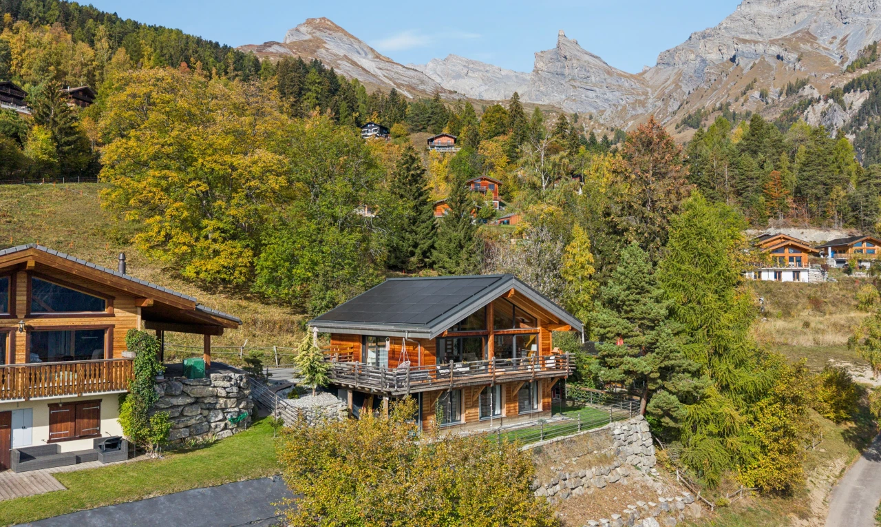 façade avec vue sur la montagne, mountain view, day time, et property visible