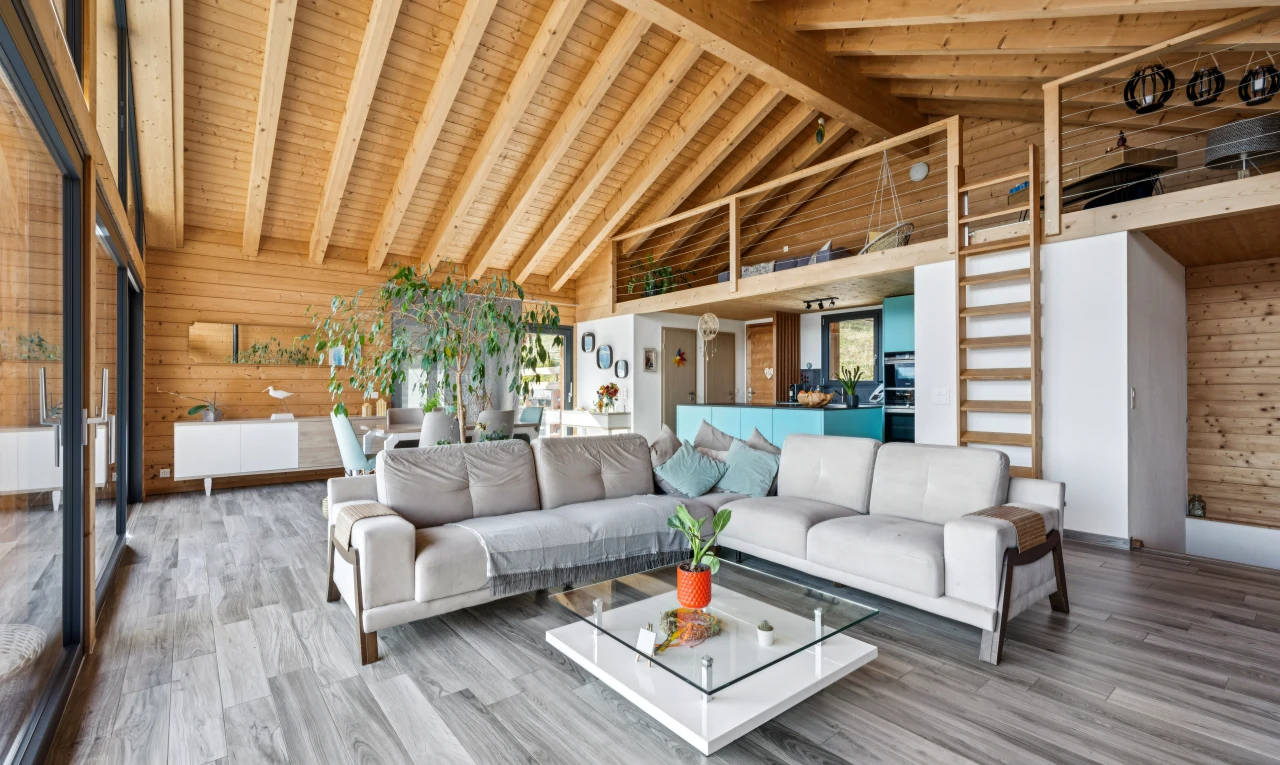 salon avec plafond voûté, vaulted ceiling, high end ceiling, mur en bois, et wood wall