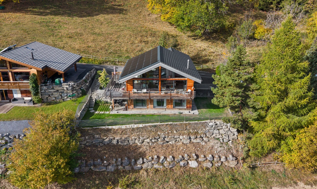 façade avec property visible, drone view, panneaux solaires, et clôture