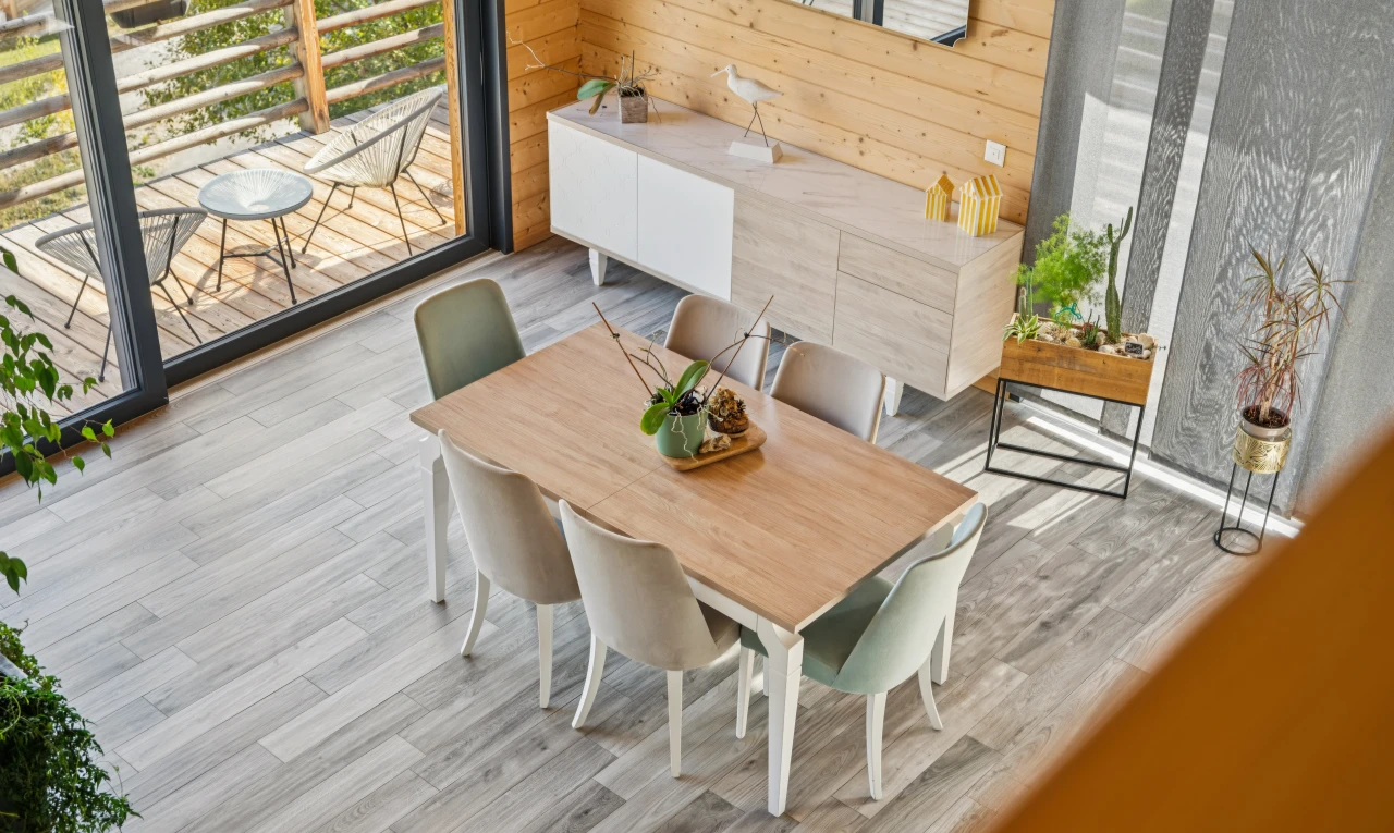salle à manger avec mur en bois, wood wall, sol en finition bois, wood finish floor, et obstructed lens