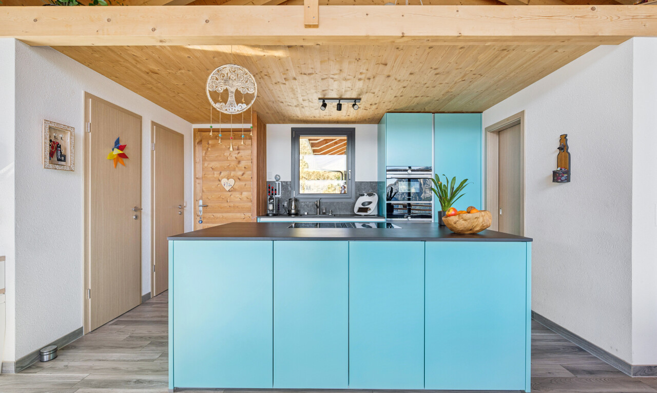 cuisine avec armoires bleues, blue cabinets, plafond en bois, wood ceiling, et plans de travail