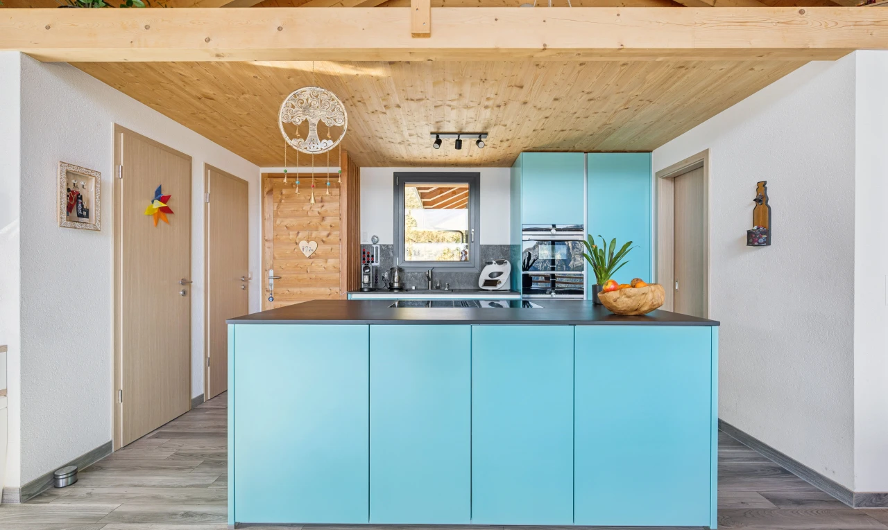 cuisine avec armoires bleues, blue cabinets, plafond en bois, wood ceiling, et plans de travail