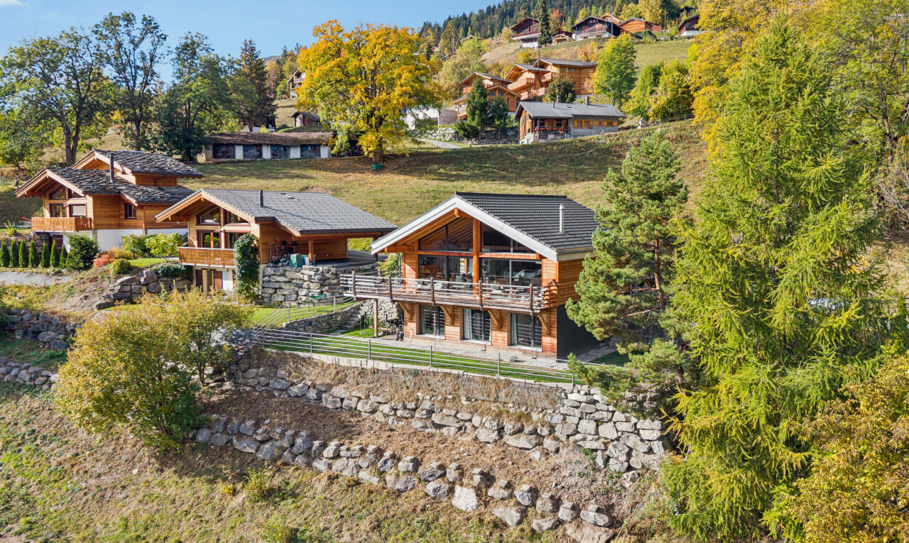 façade avec property visible, drone view, et day time