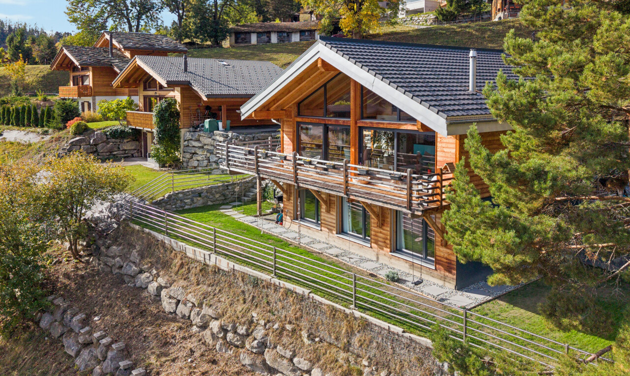 façade avec bardage horizontal, drone view, terrasse, bardage en bois, et property visible