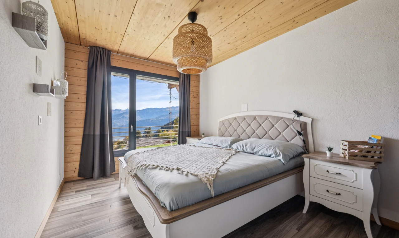 chambre avec plafond en bois, wood ceiling, view focus, vue sur la montagne, et mountain view