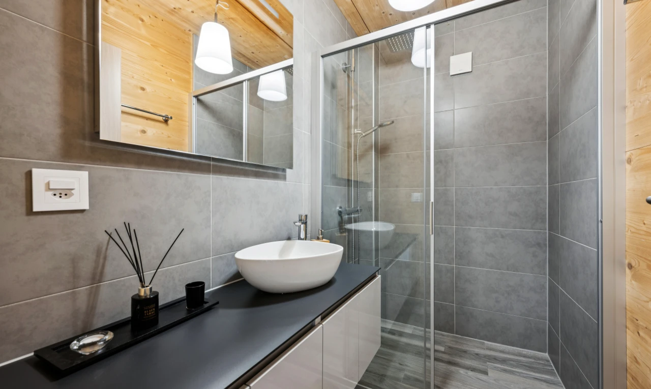 salle de bains avec douche, miroir, salle de bain complète, évier, et lavabo (ou coiffeuse selon le contexte)