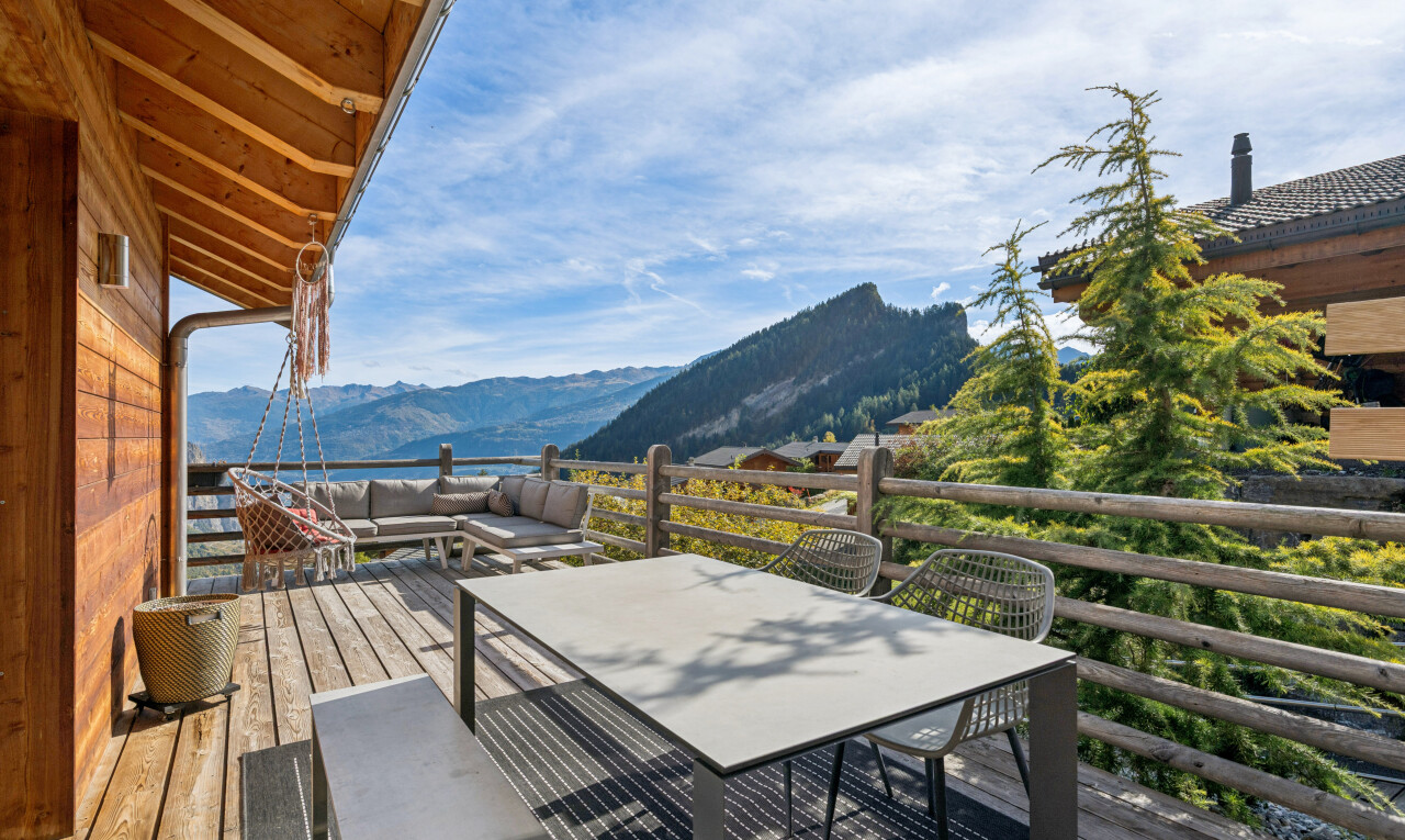 terrasse avec vue sur la montagne, mountain view, terrasse, view focus, et day time