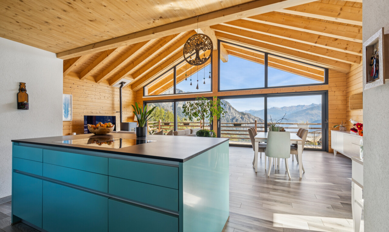 cuisine avec vue sur la montagne, mountain view, high end ceiling, poêle à bois, et plafond voûté