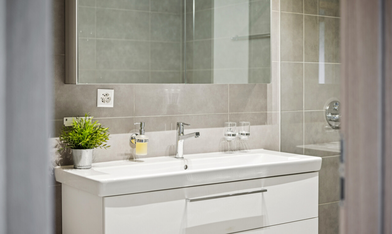 salle de bains avec lavabo (ou coiffeuse selon le contexte), miroir, évier, salle de bain complète, et inside property