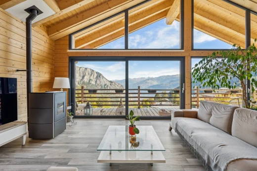 salon avec vue sur la montagne, mountain view, high end ceiling, plafond voûté, et vaulted ceiling