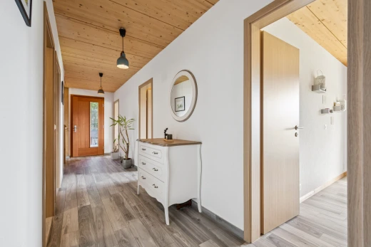 couloir avec éclairage suspendu, plafond en bois, wood ceiling, cloison sèche, et drywall