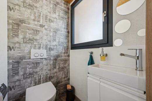 salle de bains avec lavabo (ou coiffeuse selon le contexte), toilette, évier, inside property, et miroir