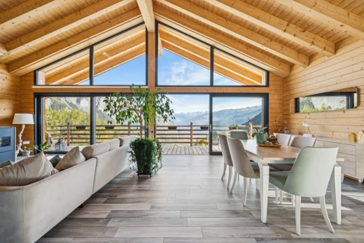 salon / salle à manger avec mur en bois, wood wall, high end ceiling, dated wood wall, et accès à l'extérieur