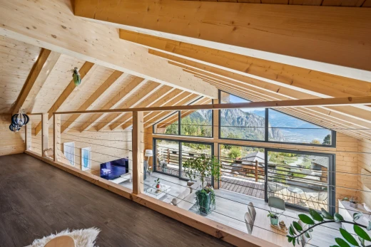 espace intérieur avec high end ceiling, plafond voûté, vaulted ceiling, vue sur la montagne, et mountain view