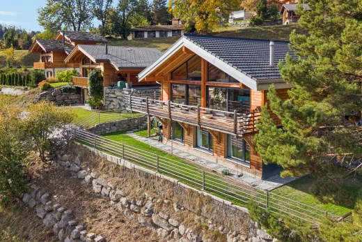 façade avec bardage horizontal, drone view, terrasse, bardage en bois, et property visible