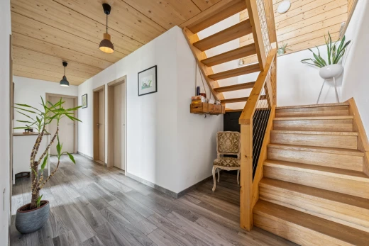 escaliers avec escaliers, éclairage suspendu, plafond en bois, wood ceiling, et wood finish stairs