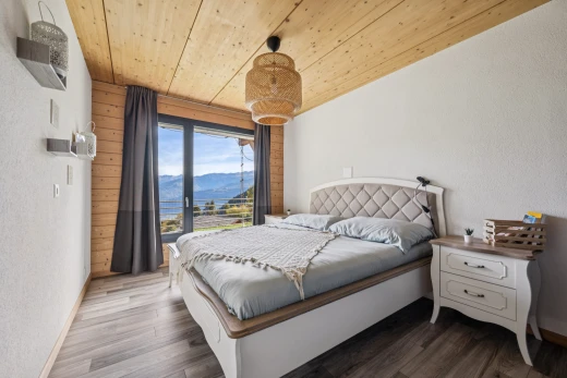 chambre avec plafond en bois, wood ceiling, view focus, vue sur la montagne, et mountain view