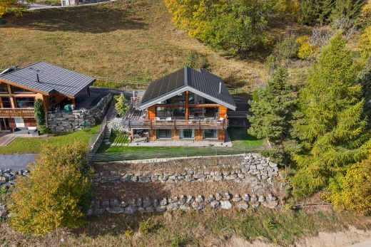 façade avec property visible, drone view, panneaux solaires, et clôture