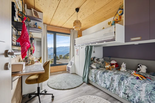 chambre avec plafond en bois, wood ceiling, espace bureau, vue sur la montagne, et mountain view
