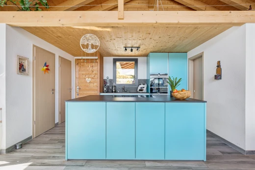 cuisine avec armoires bleues, blue cabinets, plafond en bois, wood ceiling, et plans de travail