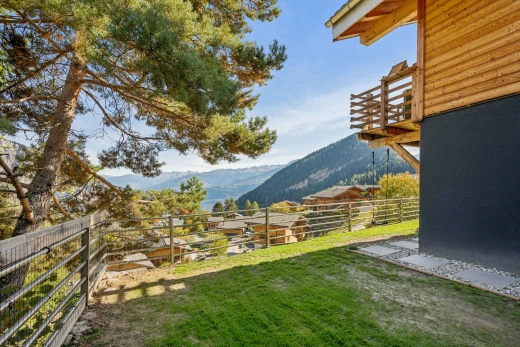 jardin avec from property, view focus, clôture, day time, et pelouse